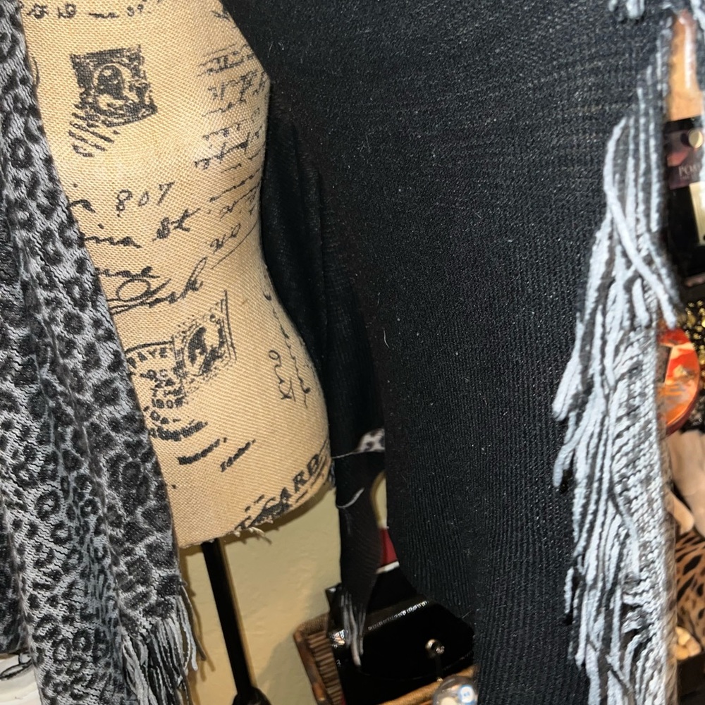 White Leopard Print Fringe Shawl/ Wrap - image 6